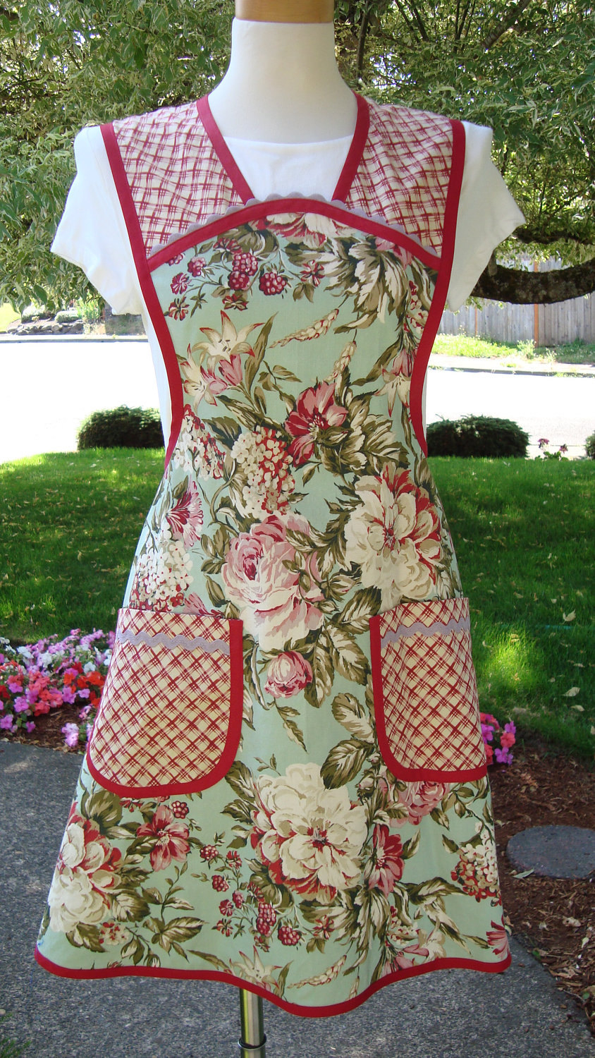 Vintage Look Floral Print Apron